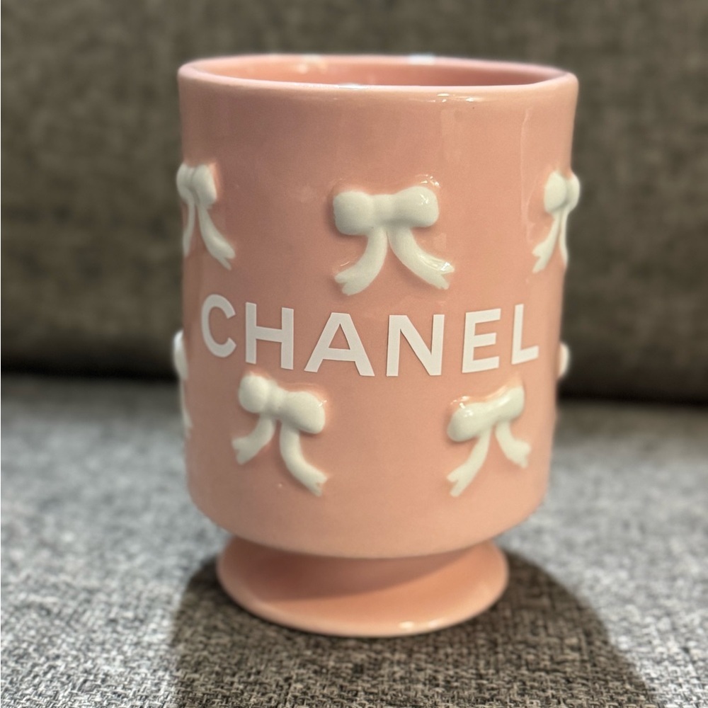 ❗️LAST❗️CHANEL Pink and White Brush Holder - Picture 2 of 7